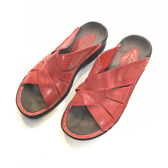 clarks red flip flops